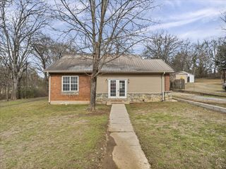 1005 College St, W, Fayetteville, TN 37334