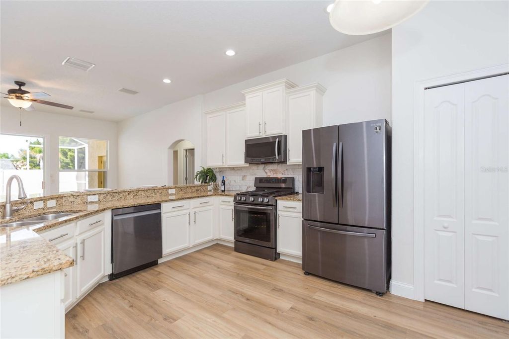 Image 11 of property listing at 304 APACHE LANE, Seffner, FL 33584