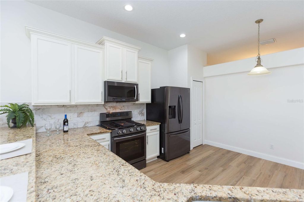 Image 12 of property listing at 304 APACHE LANE, Seffner, FL 33584