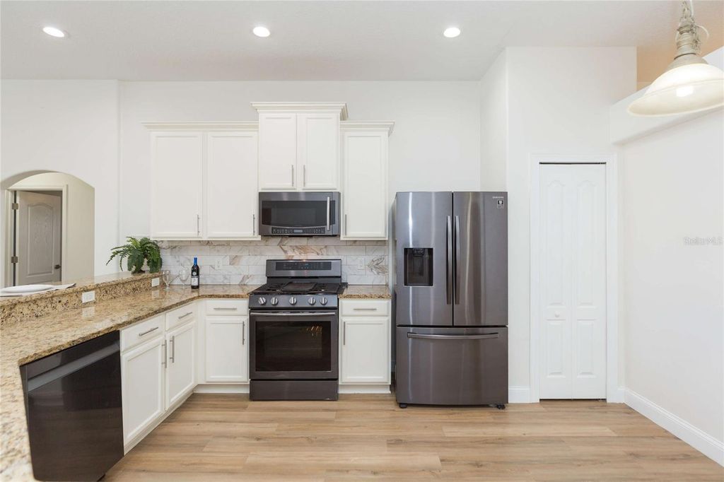 Image 13 of property listing at 304 APACHE LANE, Seffner, FL 33584