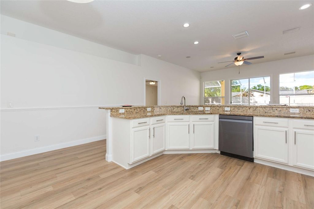 Image 14 of property listing at 304 APACHE LANE, Seffner, FL 33584