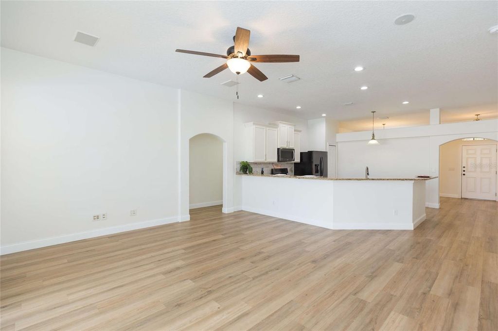 Image 17 of property listing at 304 APACHE LANE, Seffner, FL 33584