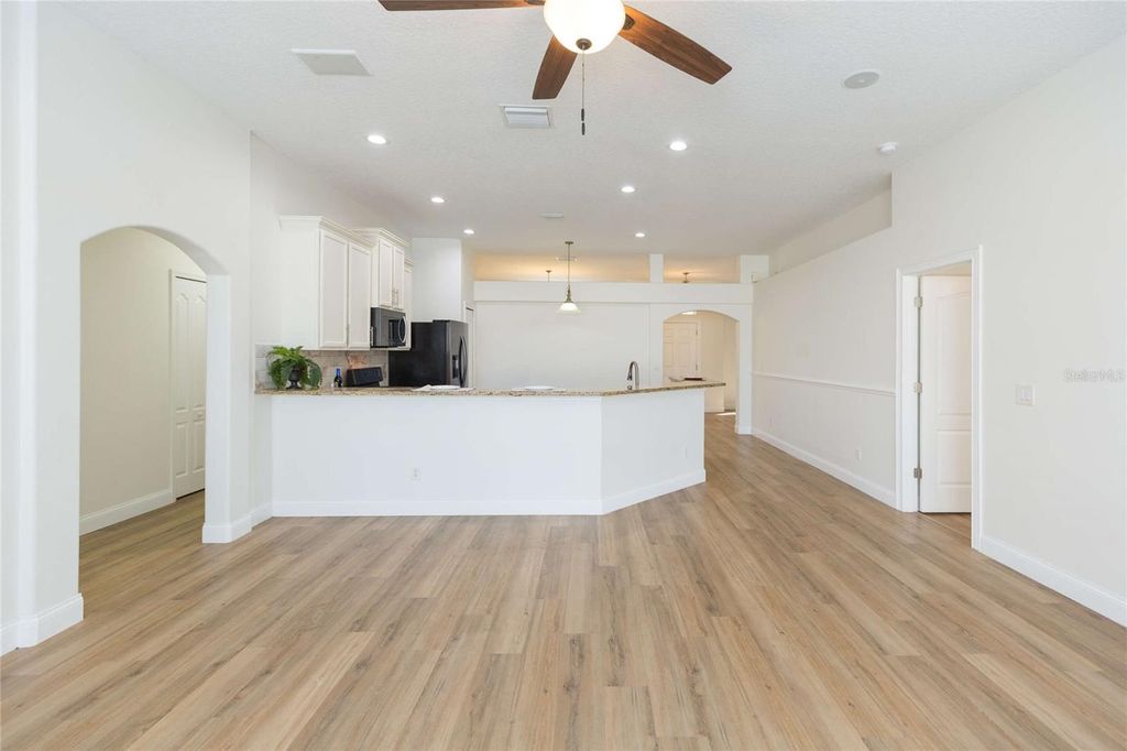 Image 18 of property listing at 304 APACHE LANE, Seffner, FL 33584