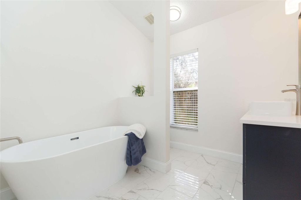 Image 24 of property listing at 304 APACHE LANE, Seffner, FL 33584