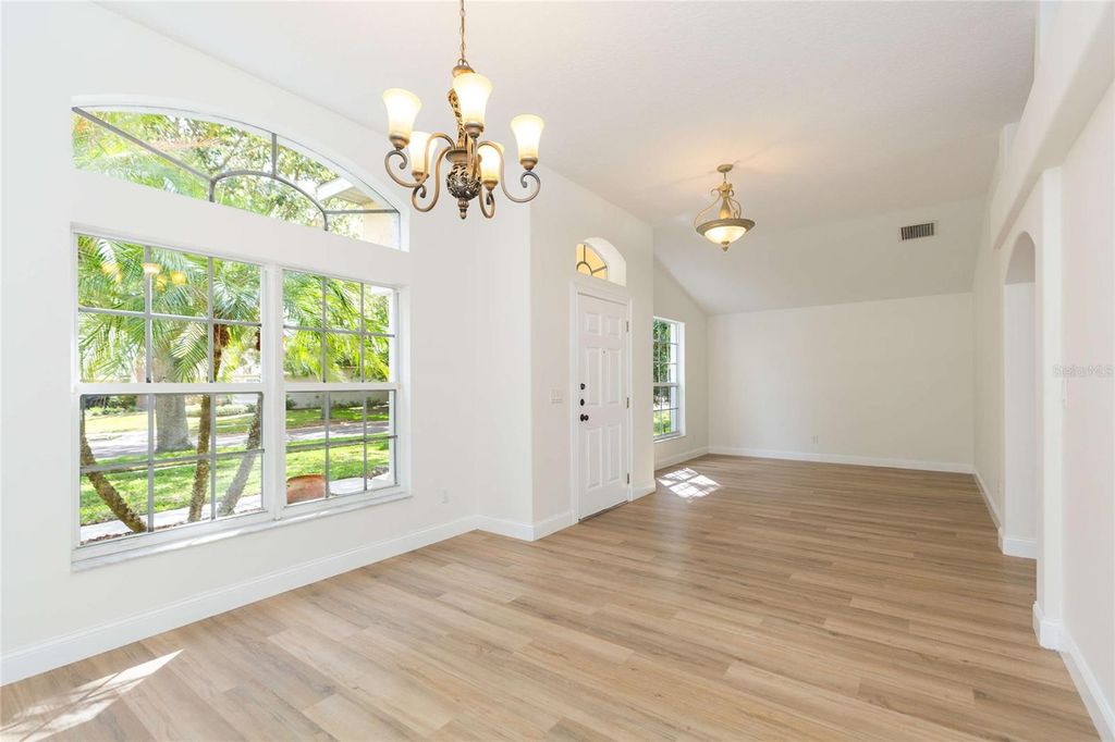 Image 4 of property listing at 304 APACHE LANE, Seffner, FL 33584