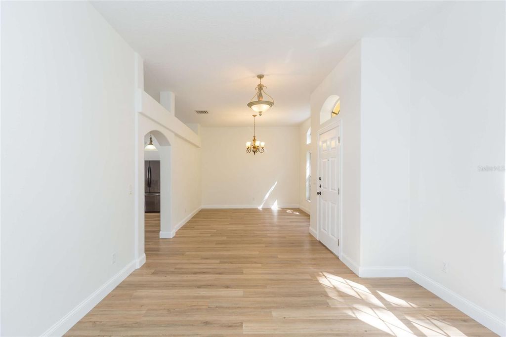 Image 6 of property listing at 304 APACHE LANE, Seffner, FL 33584