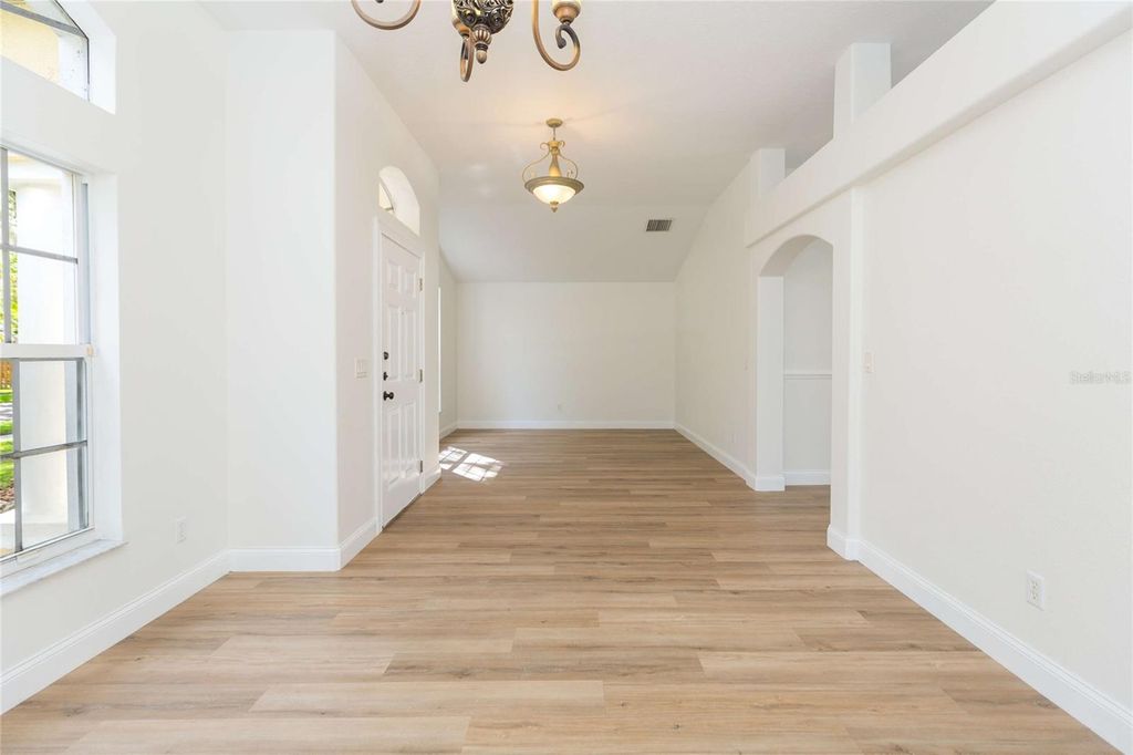 Image 7 of property listing at 304 APACHE LANE, Seffner, FL 33584