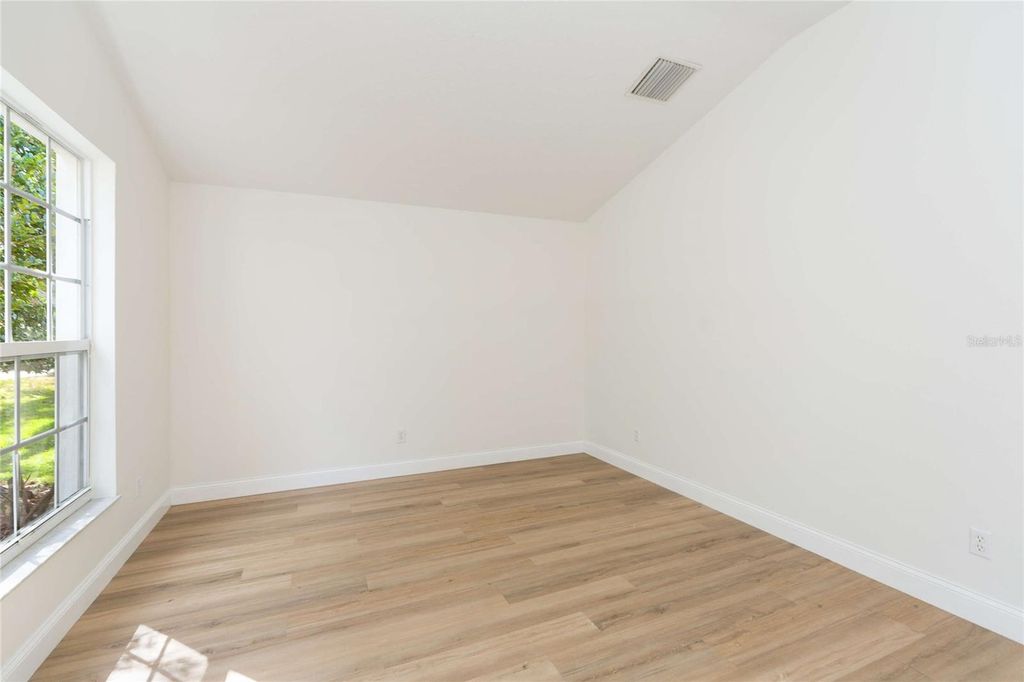 Image 8 of property listing at 304 APACHE LANE, Seffner, FL 33584