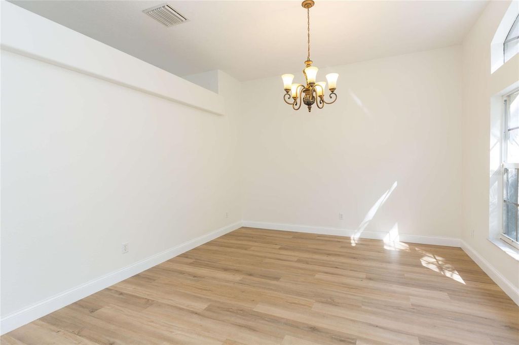 Image 9 of property listing at 304 APACHE LANE, Seffner, FL 33584