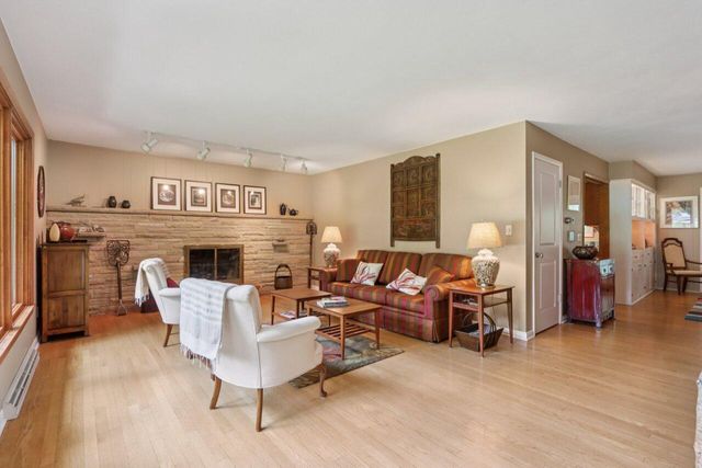 W270S3565 Oak Knoll DRIVE, Waukesha, WI 53189