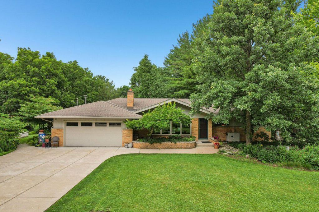 W270S3565 Oak Knoll DRIVE, Waukesha, WI 53189