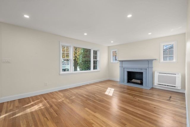 365 Lexington St, Woburn, MA 01801