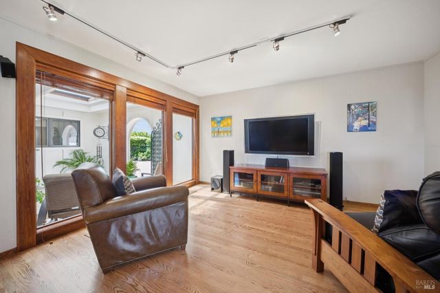 120 Fernwood Dr, San Rafael, CA 94901