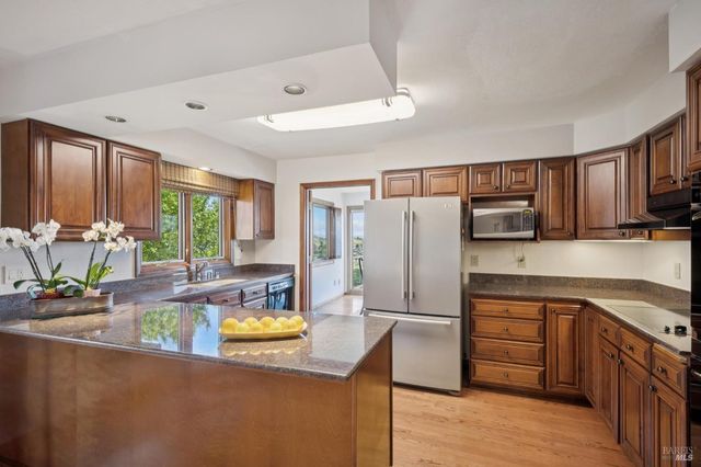 120 Fernwood Dr, San Rafael, CA 94901