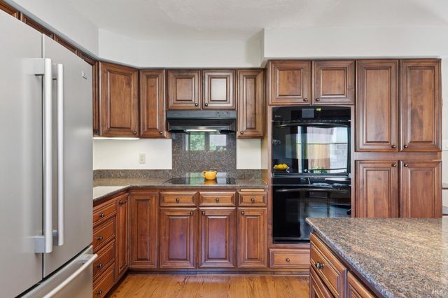 120 Fernwood Dr, San Rafael, CA 94901