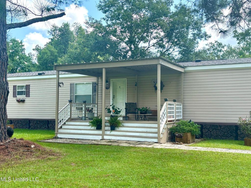16 Green Meadow Place Road, Picayune, MS 39466