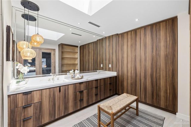 1404 S 7th Avenue, Edinburg, TX 78539