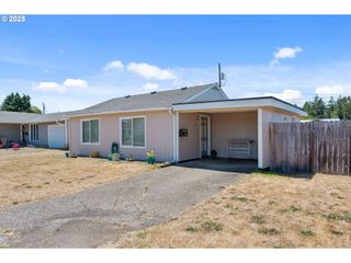 1560 HAYES St, North Bend, OR 97459