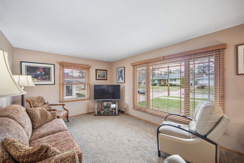 4110 Leonard Place, Des Moines, IA 50310