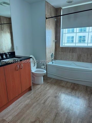 300 S Biscayne Blvd T-2416, Miami, FL 33131
