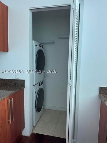 300 S Biscayne Blvd T-2416, Miami, FL 33131