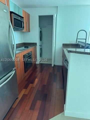 300 S Biscayne Blvd T-2416, Miami, FL 33131