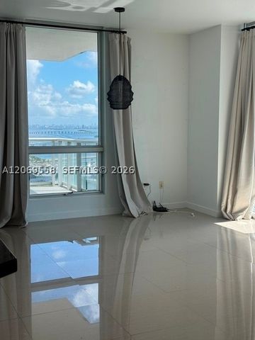 300 S Biscayne Blvd T-2416, Miami, FL 33131