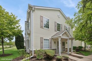 815 SILVERSTONE Drive 815, Carpentersville, IL 60110