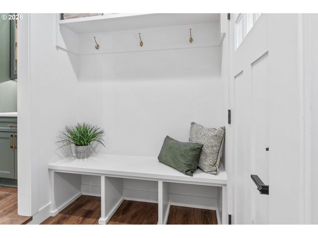 718 W 19TH St, Vancouver, WA 98660