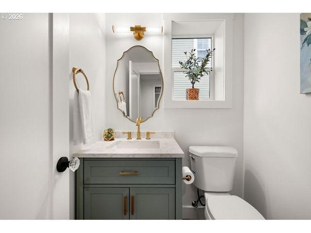 718 W 19TH St, Vancouver, WA 98660