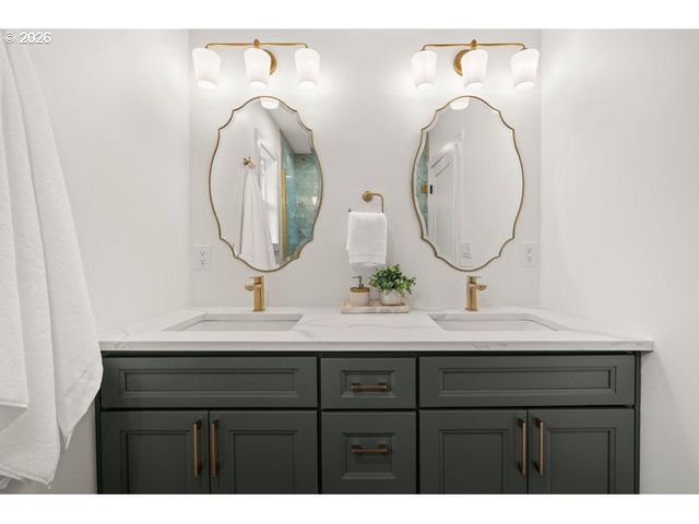 718 W 19TH St, Vancouver, WA 98660