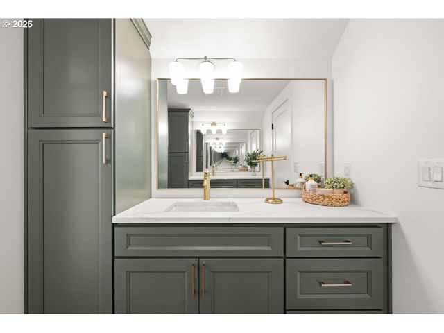 718 W 19TH St, Vancouver, WA 98660