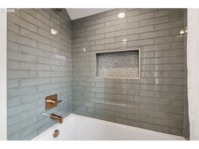 718 W 19TH St, Vancouver, WA 98660