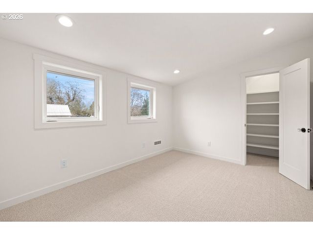 718 W 19TH St, Vancouver, WA 98660