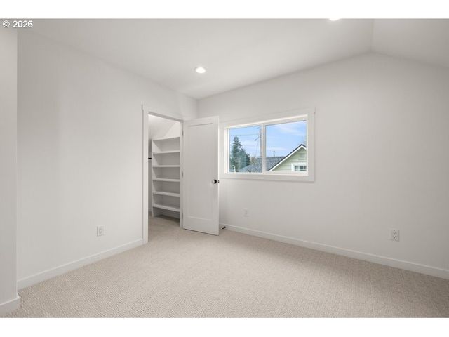 718 W 19TH St, Vancouver, WA 98660