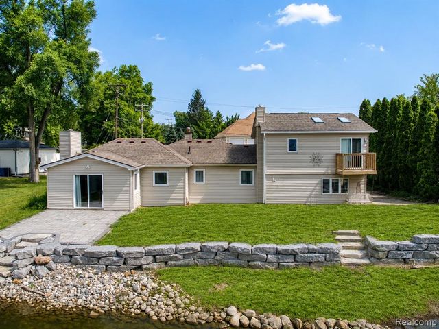10401 Degrand Street, White Lake, MI 48386