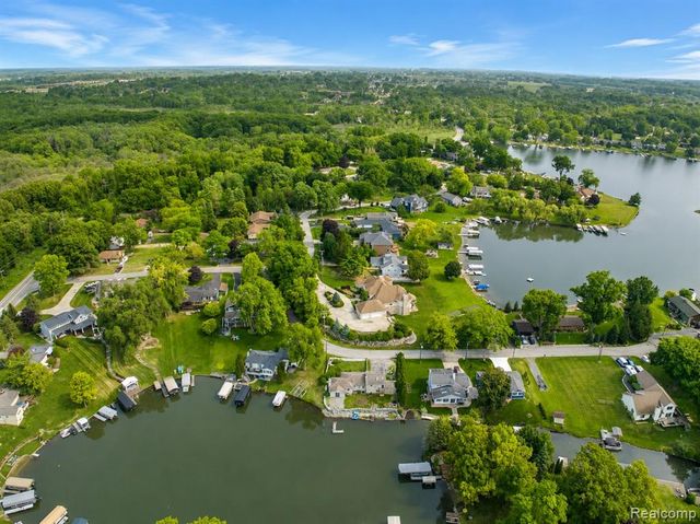 10401 Degrand Street, White Lake, MI 48386