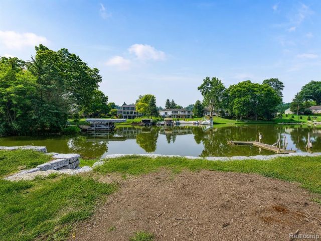 10401 Degrand Street, White Lake, MI 48386