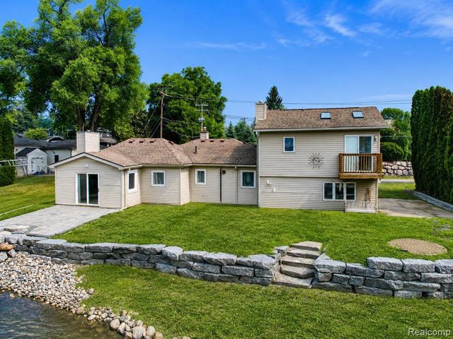10401 Degrand Street, White Lake, MI 48386