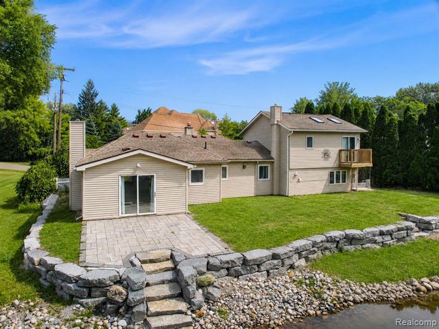 10401 Degrand Street, White Lake, MI 48386
