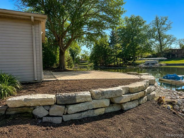 10401 Degrand Street, White Lake, MI 48386