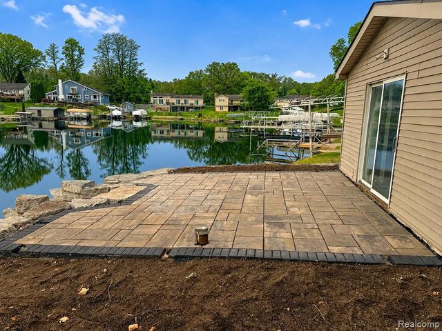 10401 Degrand Street, White Lake, MI 48386