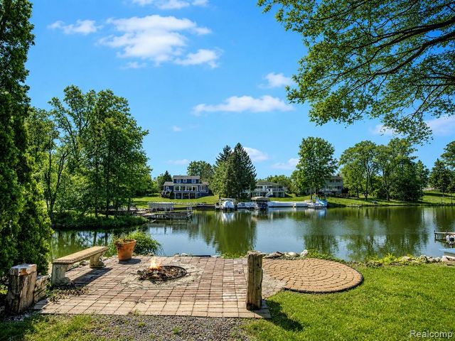 10401 Degrand Street, White Lake, MI 48386