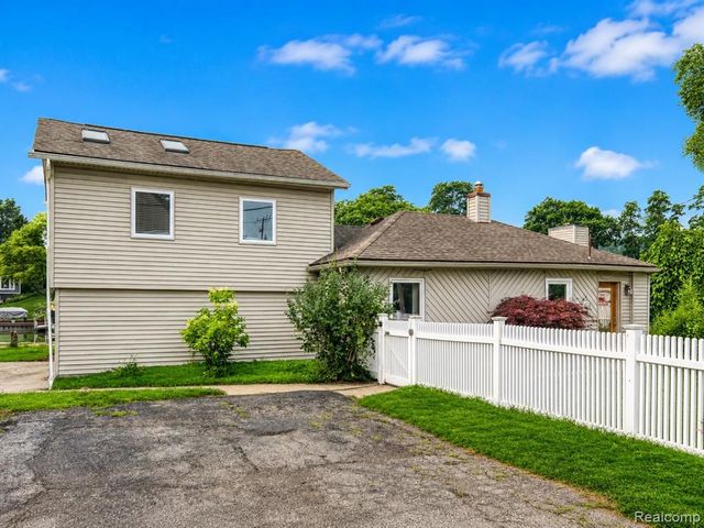 10401 Degrand Street, White Lake, MI 48386