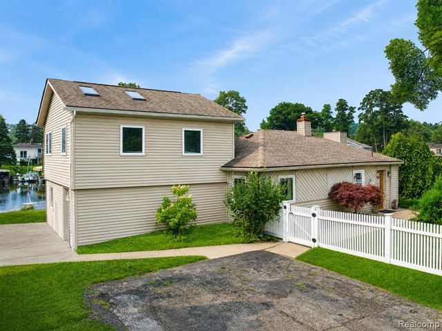 10401 Degrand Street, White Lake, MI 48386