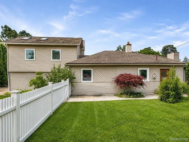 10401 Degrand Street, White Lake, MI 48386