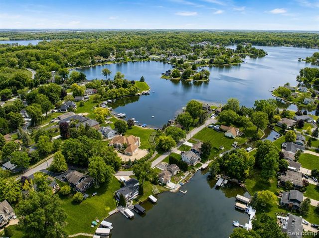 10401 Degrand Street, White Lake, MI 48386