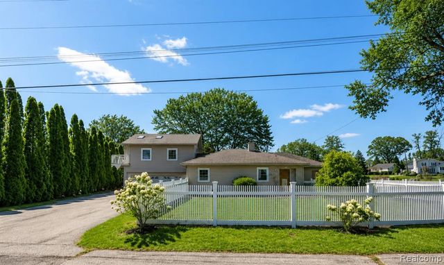 10401 Degrand Street, White Lake, MI 48386
