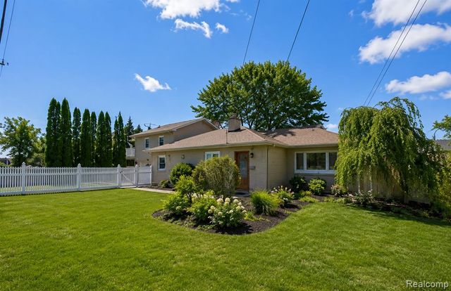 10401 Degrand Street, White Lake, MI 48386