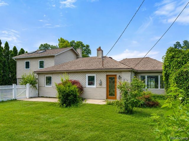 10401 Degrand Street, White Lake, MI 48386